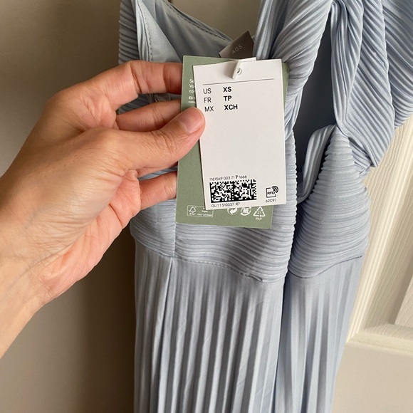 Beautiful light blue light jersey cut out dress from H&M. - Picture 3 of 6